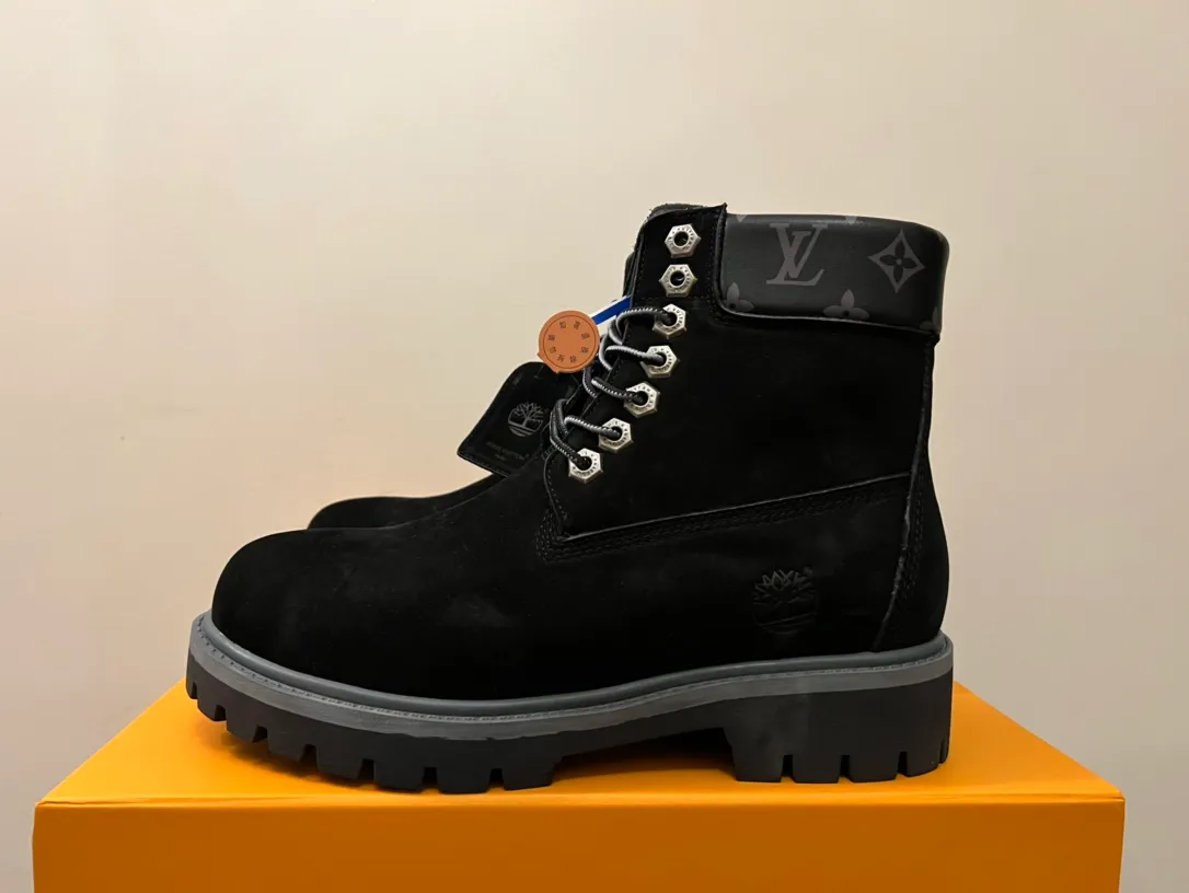 👟👟Ex-factory price 680👟👟 Men's size +10 LV x Timberland Louis Vuitton "Luxury Western" has been initially constructed, and the last link is the "shoes" that can make the style complete and communicative, so the "Shoe King of the Year" came into being. A major collaboration of the season, in a short video of only a few seconds, Fei Dong lifted the legs of his jeans to reveal a pair of classic Timberland rhubarb boots with the LV logo printed on the tongue. He then folded the tongue to reveal the Monogram logo printed on the inside. Size: 35-46